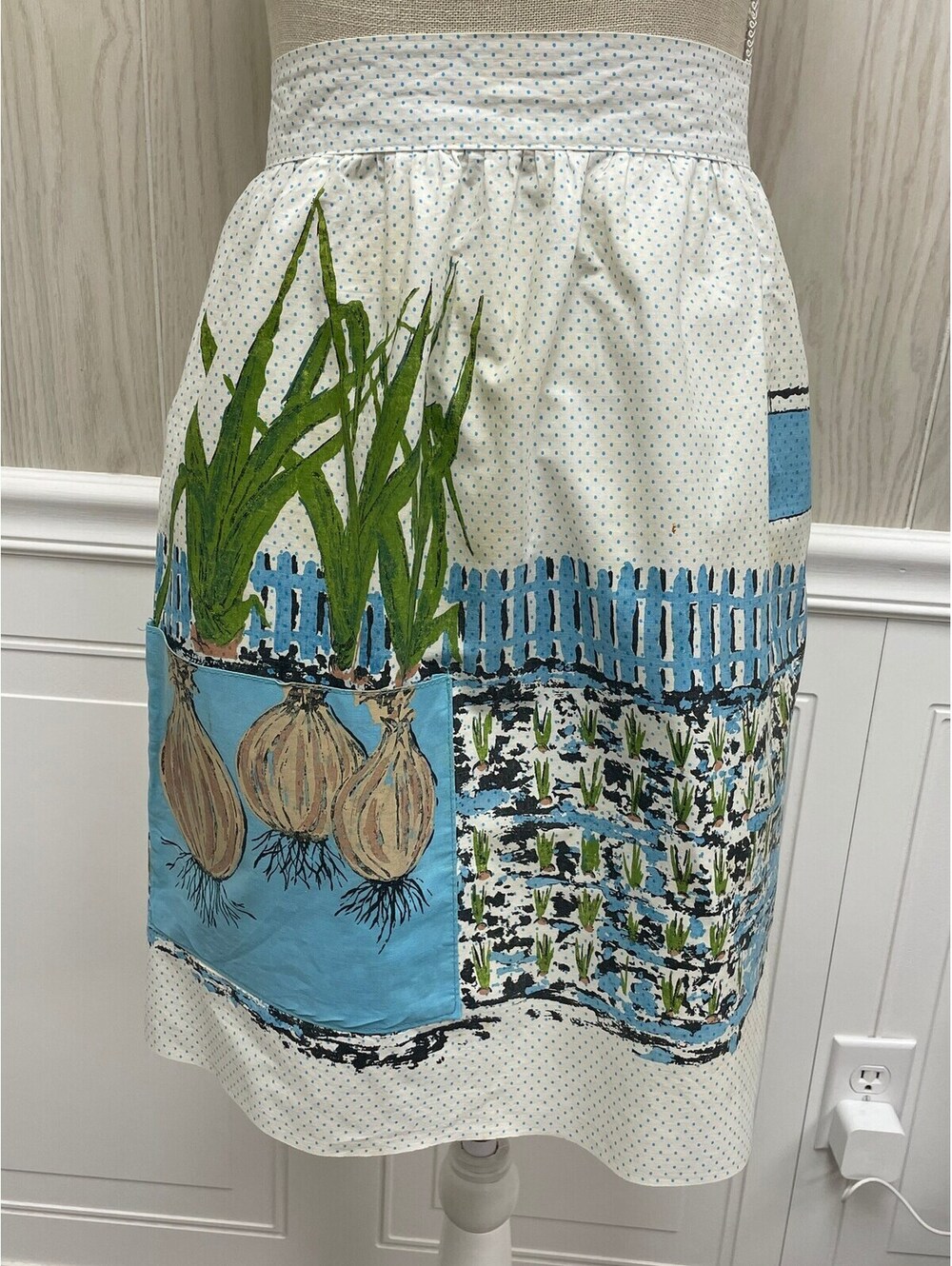 Vintage onion garden them half apron